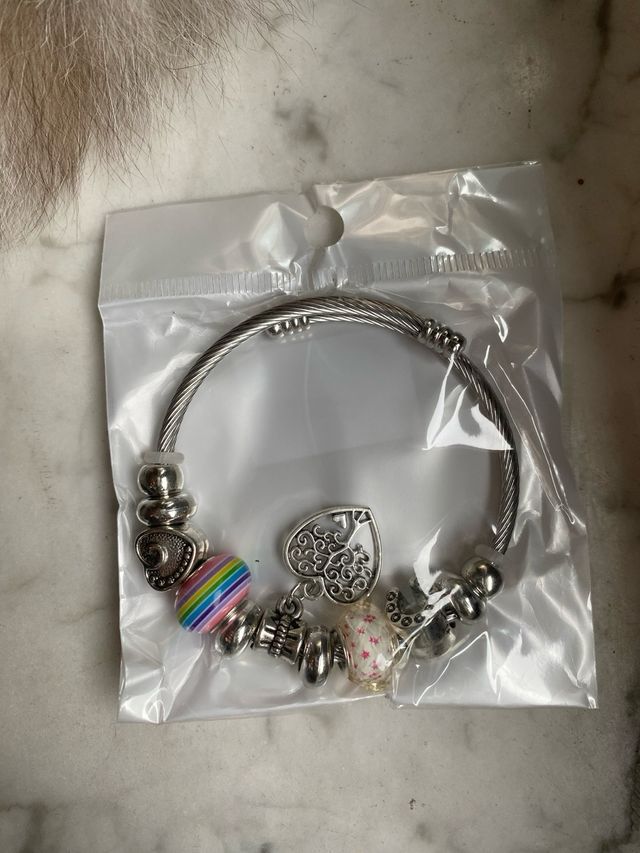 Bracciale rigido con charms