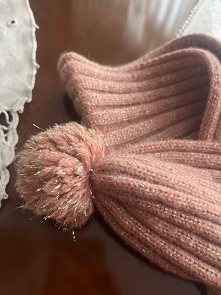 Bufanda Bóboli rosa con pompones impecable