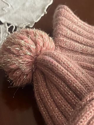 Bufanda Bóboli rosa con pompones impecable