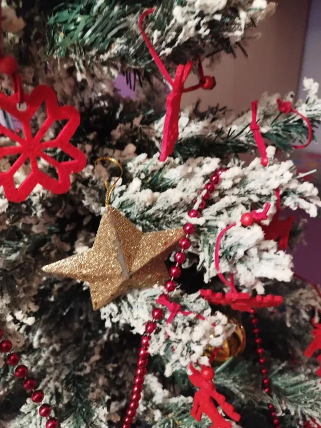 Árbol de Navidad nevado y adornos