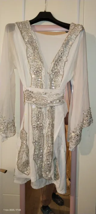 Vestido de fiesta blanco y plateado