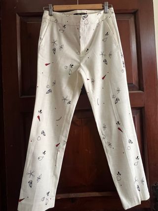 Conjunto blanco pantalón y top estampado figuras
