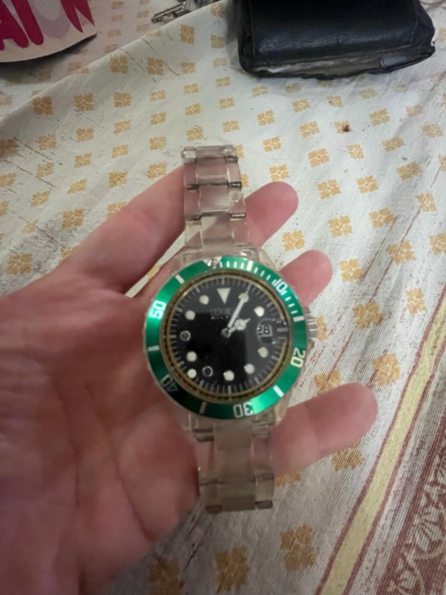 Orologio nero e verde non testato