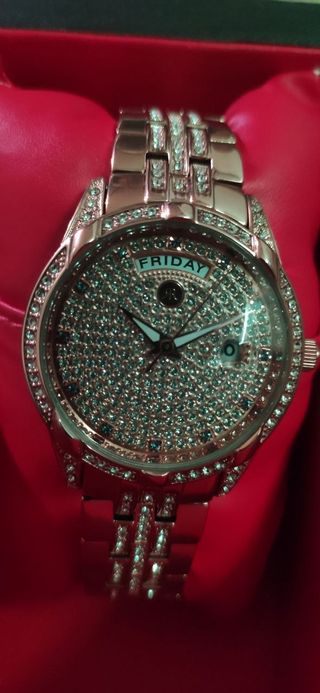 Elegante reloj de mujer con diamantes