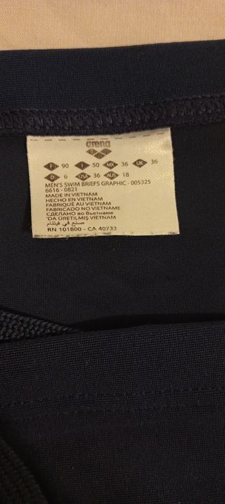 Bañador deportivo azul con detalles blancos