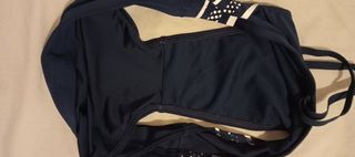 Bañador deportivo azul con detalles blancos