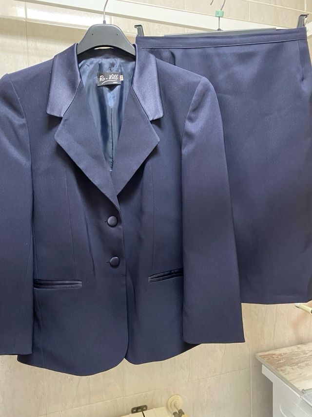 Traje chaqueta y falda azul