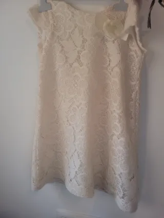 Vestido de encaje beige para niña.