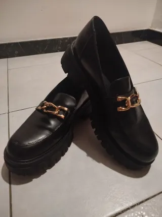 Zapatos negros mujer con cadena dorada