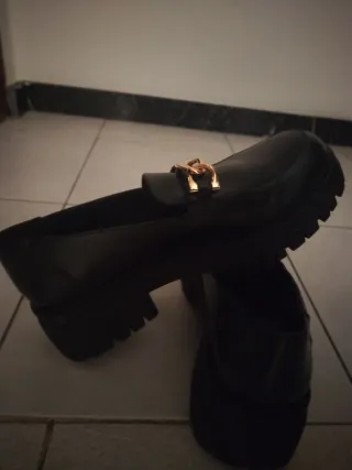 Zapatos negros mujer con cadena dorada