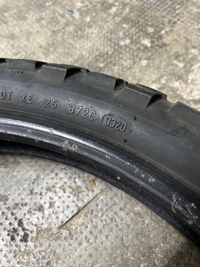 Neumático 90/90 21 54V