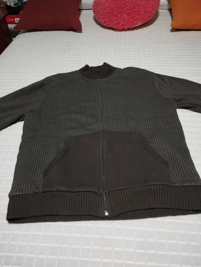 Chaqueta chico gris y marrón