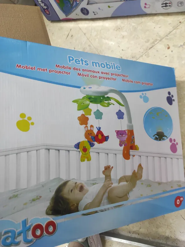 Móvil de cuna con proyector