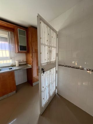 Puerta aluminio blanco 210x90 con cerradura