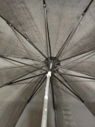 Sombrilla antigua vintage negra y plateada