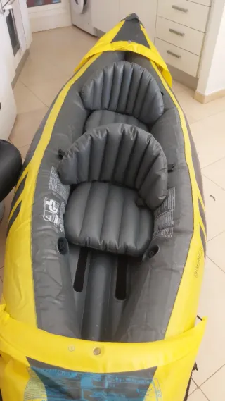 Kayak hinchable amarillo y gris