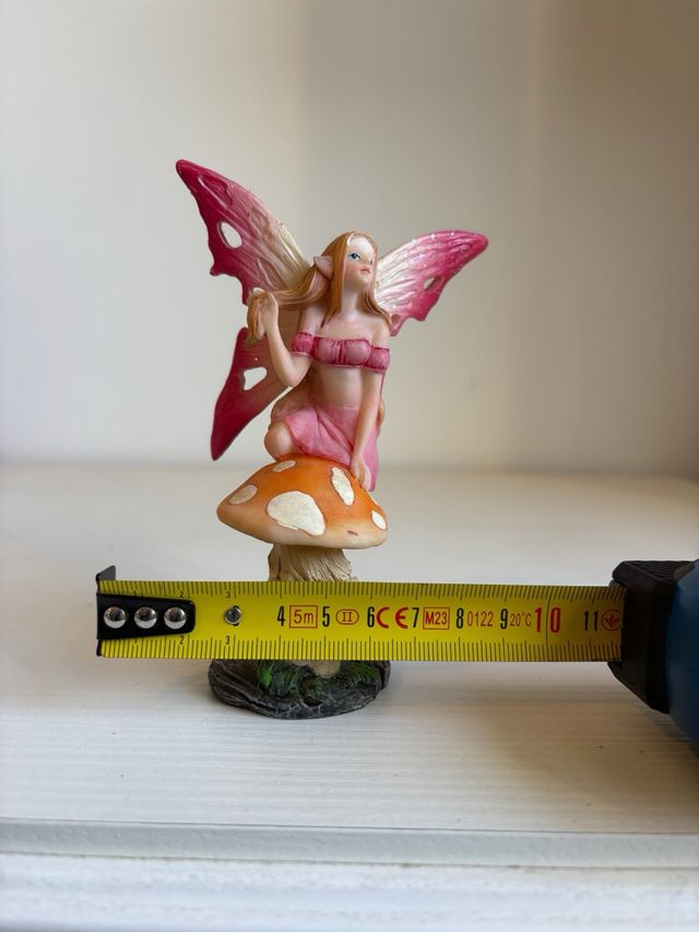 Fatina seduta su fungo