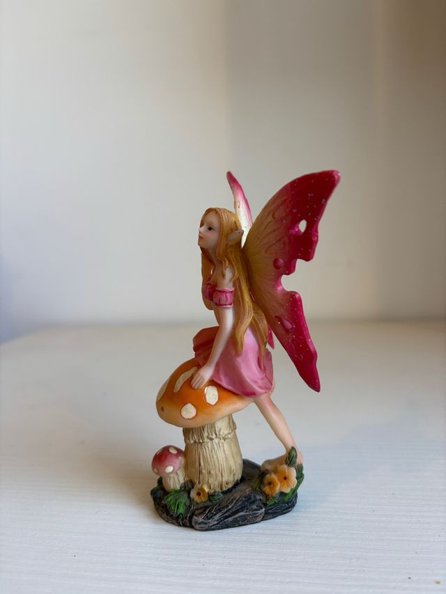 Fatina seduta su fungo