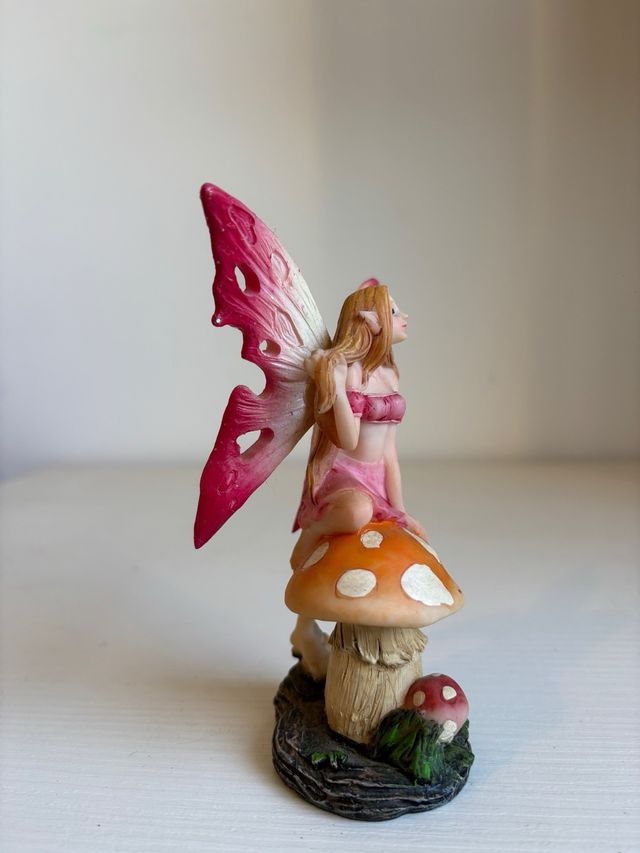 Fatina seduta su fungo