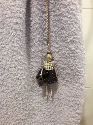 Colgante de muñeca con vestido negro y bolso