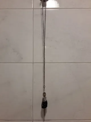 Colgante de muñeca con vestido negro y bolso