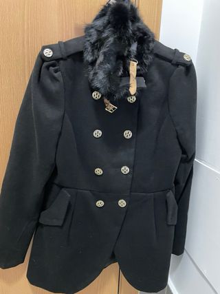 Chaqueta negra con botones dorados y pelo