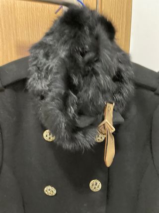 Chaqueta negra con botones dorados y pelo