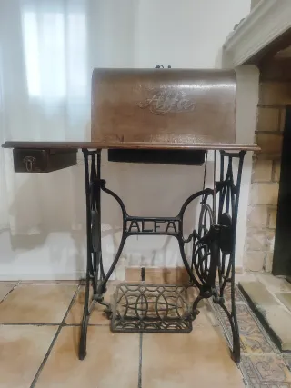 Máquina de coser antigua Alfa