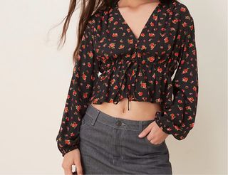 Blusa negra floral manga larga
