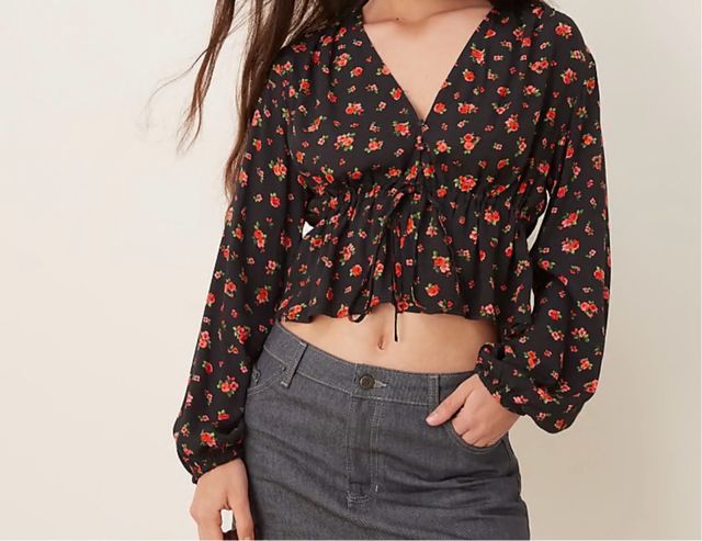 Blusa negra floral manga larga