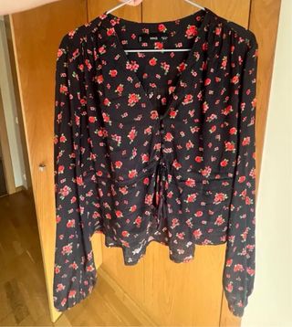 Blusa negra floral manga larga