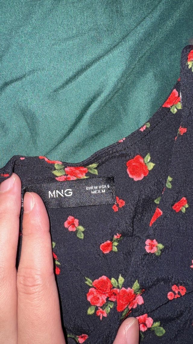 Blusa negra floral manga larga