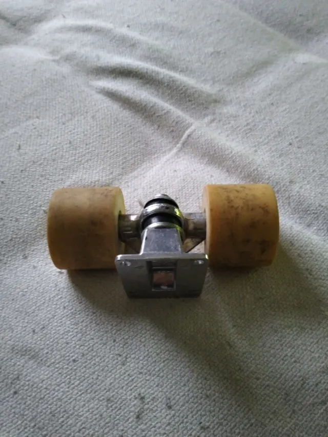 Eje de skate con ruedas
