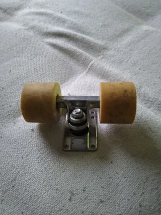 Eje de skate con ruedas