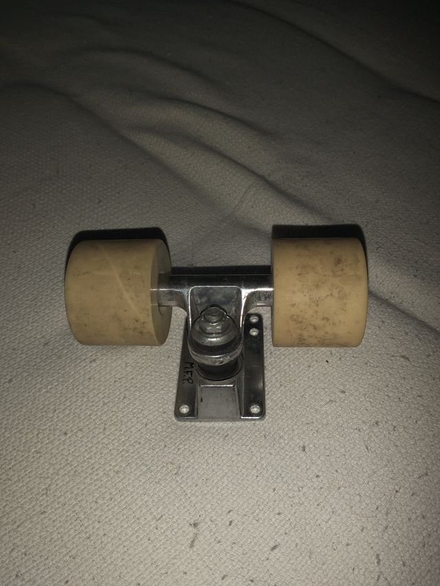 Eje de skate con ruedas