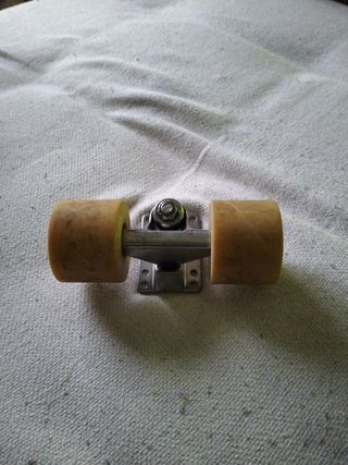 Eje de skate con ruedas