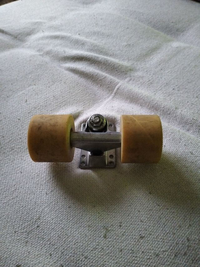 Eje de skate con ruedas