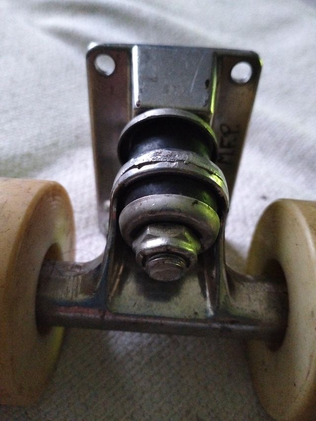 Eje de skate con ruedas