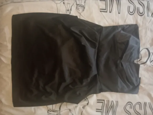 Vestido negro strapless
Color azul marino