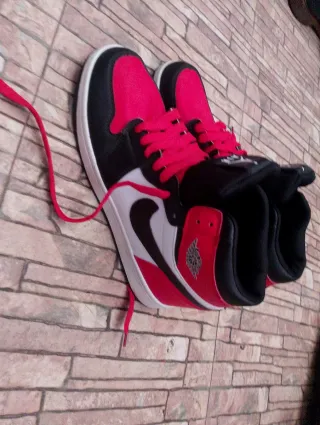 Scarpe Jordan nere rosse da uomo