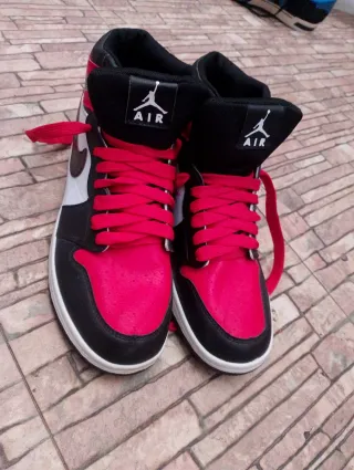 Scarpe Jordan nere rosse da uomo