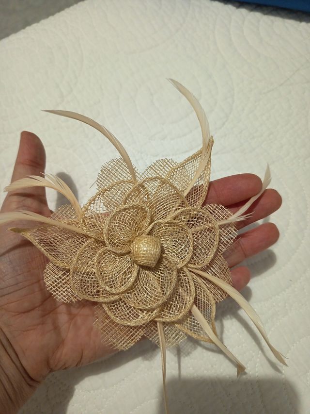Spilla floreale beige con piume