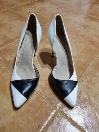 Zapatos de tacón blancos y negros