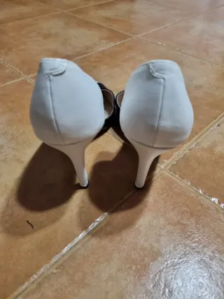Zapatos de tacón blancos y negros