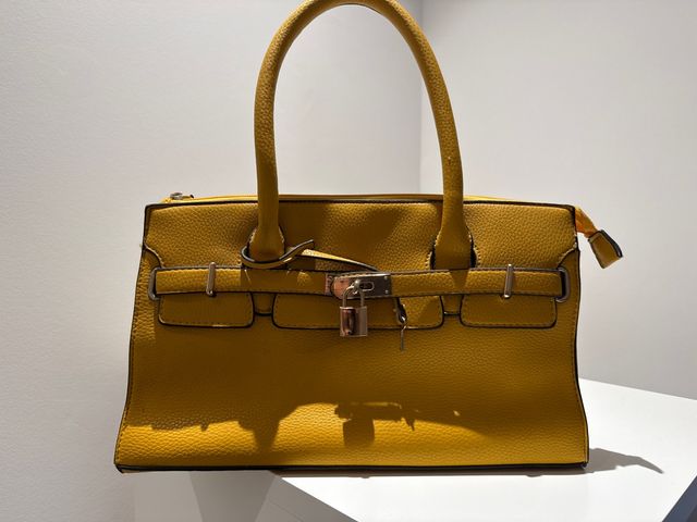 Bolso de mano color mostaza