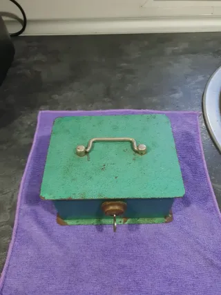 Antigua caja de caudales con llave