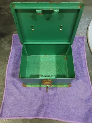 Antigua caja de caudales con llave