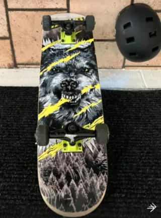 Skateboard Ragazzo Lupo e Foresta