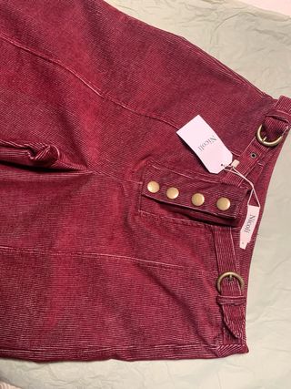 Pantalón pana fina Nicoli rojo que es granate