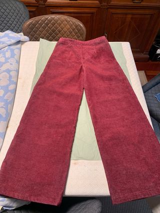 Pantalón pana fina Nicoli rojo que es granate